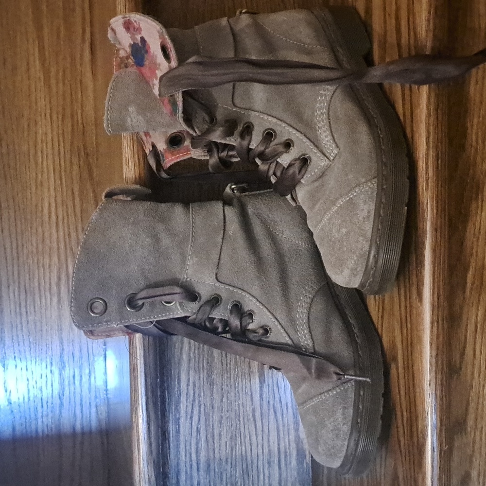 Dr Martens Aimee 9 eye boots in taupe size 7